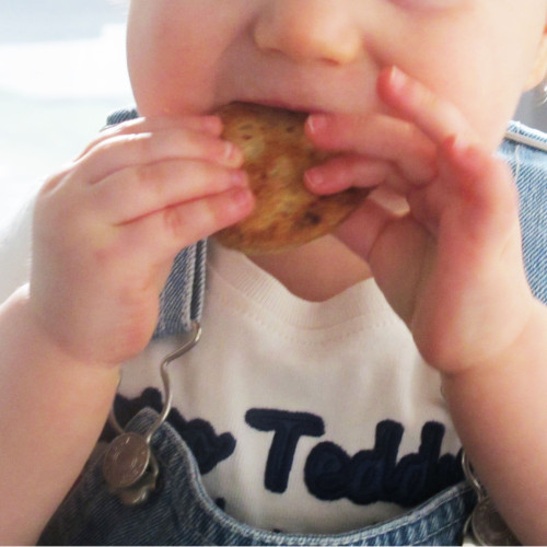 Bebé a comer bolachas para bebé