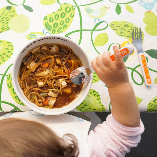 Criança comendo sopa miso