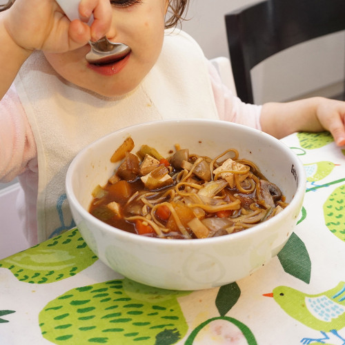 Criança comendo sopa miso