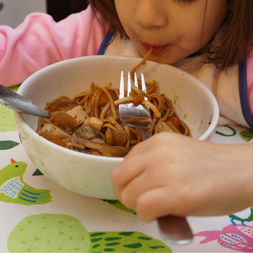 Criança comendo sopa miso
