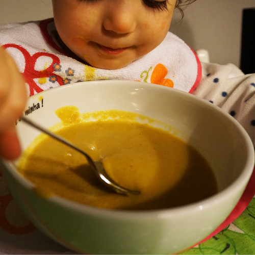bebé comendo sopa de abóbora e cogumelos