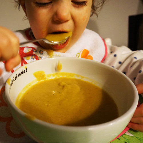 bebé comendo sopa de abóbora e cogumelos