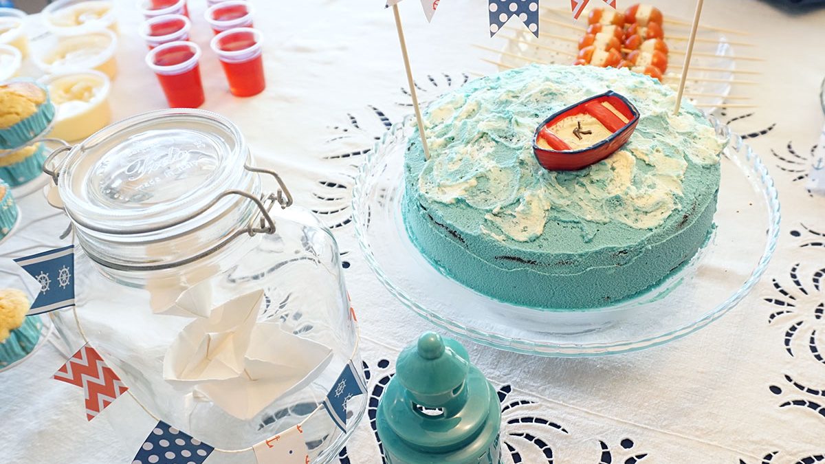 mesa com elementos para festas de aniversário