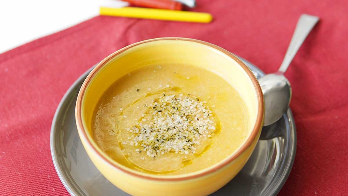 Taça com sopa de brócolos e lentilhas, polvilhada com sementes de cânhamo