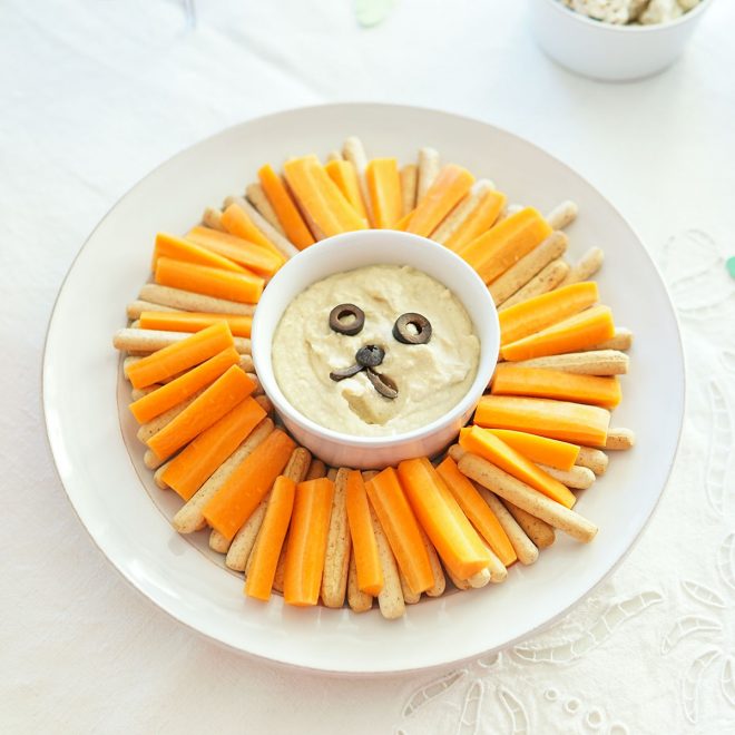 húmus com grissinos e palitos de cenoura em forma de leão para a ementa da festa de aniversário do leão