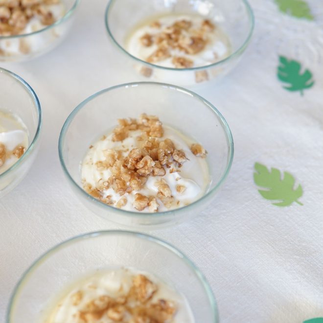 taças de vidro com iogurte grego, nozes e mel para a ementa da festa de aniversário do leão