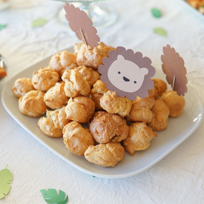 prato branco com profiteroles recheados com pate de atum para a ementa da festa de aniversário do leão