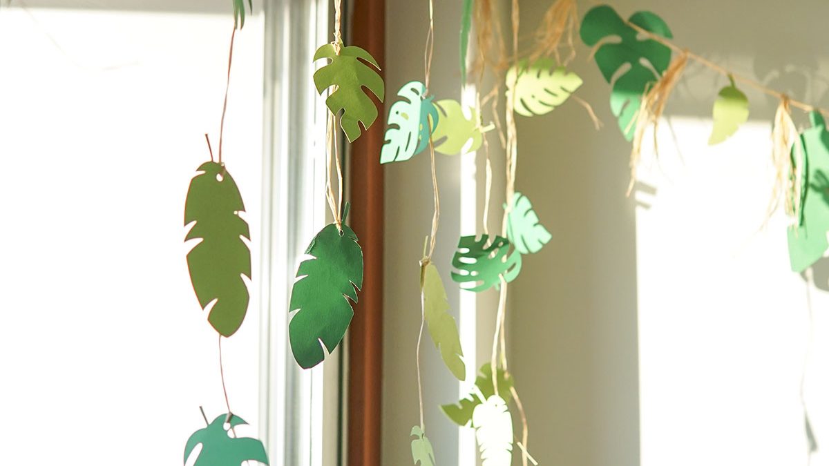 folhas tropicais penduradas para decoração da festa de aniversário do leão