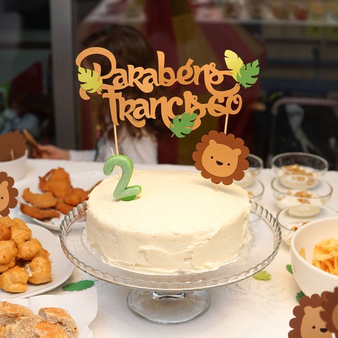 bolo de aniversário red velvet com cobertura de ganache de chocolate branco para a ementa da festa de aniversário do leão
