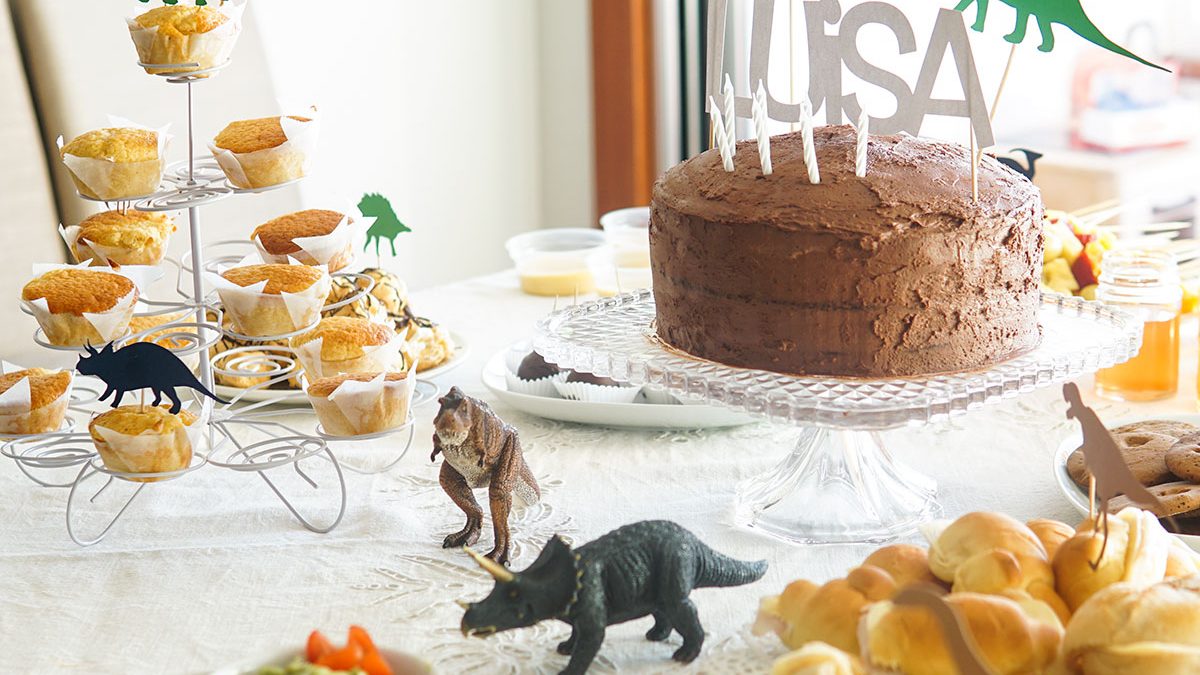 mesa com ementa da festa de aniversário de dinossauros