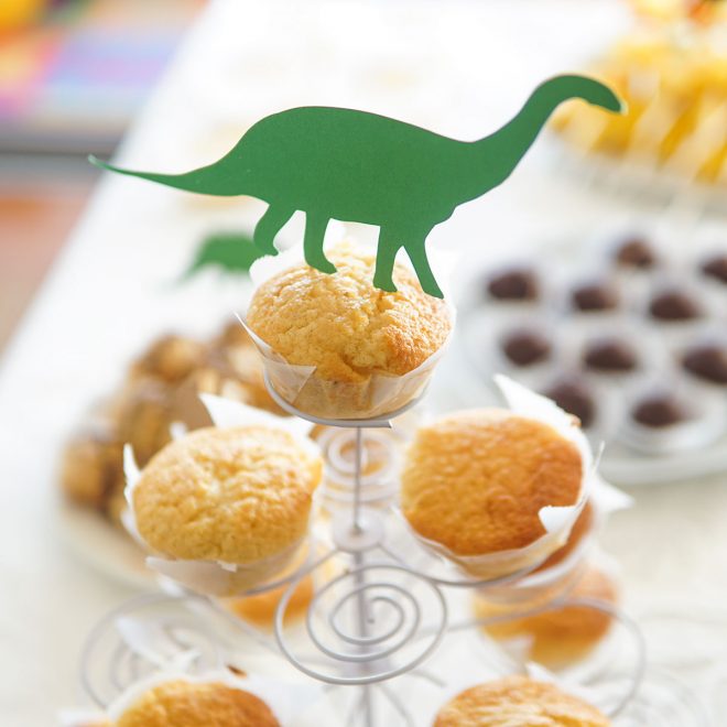 queques de amêndoa para a ementa da festa de aniversário de dinossauros