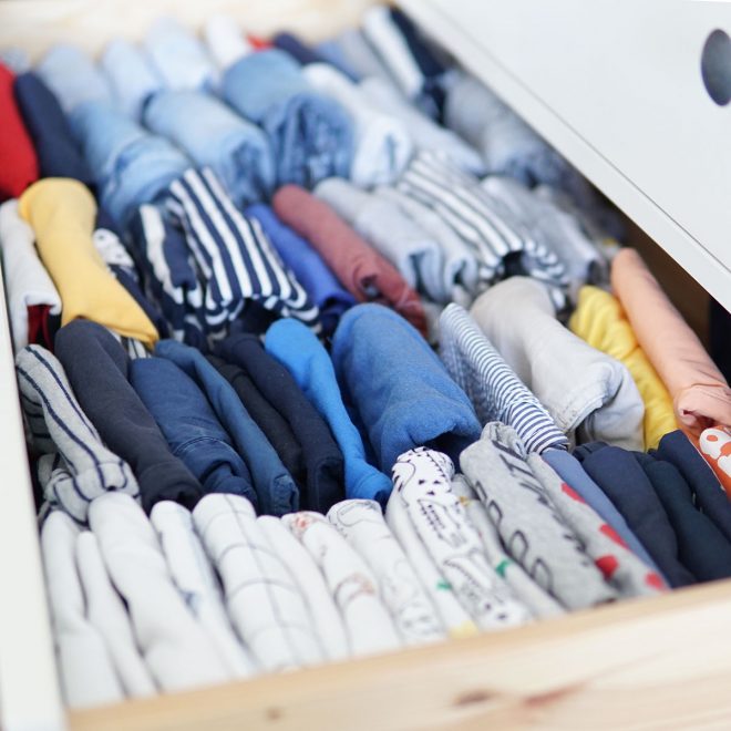 gaveta de roupa dobrada e arrumada de acordo com o método konmari