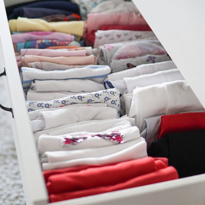 gaveta de roupa dobrada e arrumada segundo o método de konmari