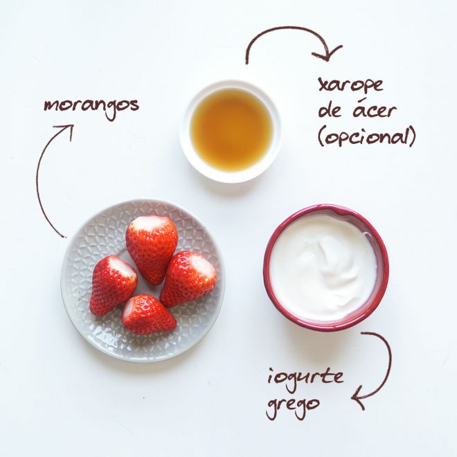 ingredientes para o snack de iogurte e morangos: iogurte grego, xarope de acer e morangos