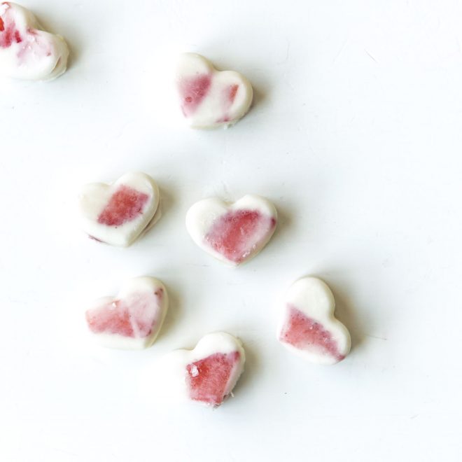 snack de iogurte e morangos: pequenos corações de iogurte e morangos