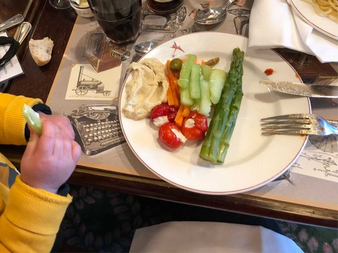 prato de legumes e húmus no restaurante Inventions na Disneyland Paris