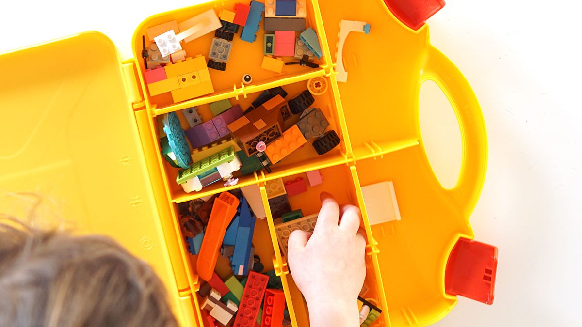 criança a brincar com legos um dos seus brinquedos preferidos