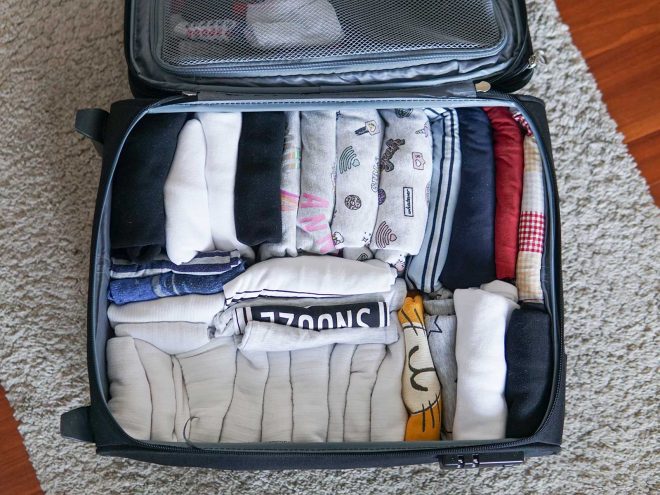 mala de viagem arrumada com o método konmari