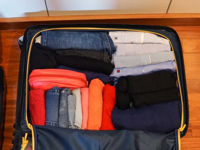 mala de viagem com roupa arrumada pelo método konmari