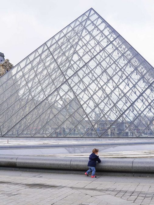 Pirâmides de vidro do Louvre em um dia em paris com crianças