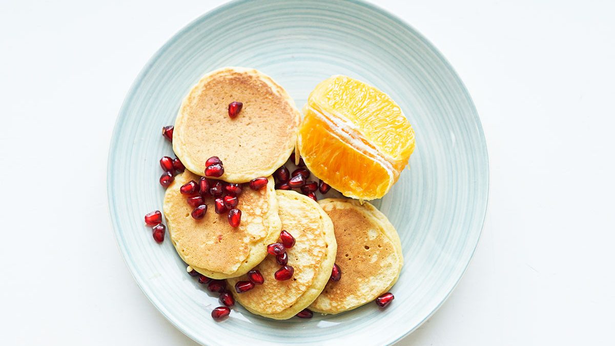 panquecas clássicas com romã e laranja