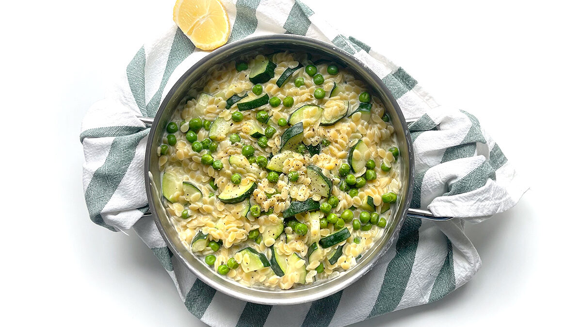 Tacho com orzo cremoso, ervilhas e curgete