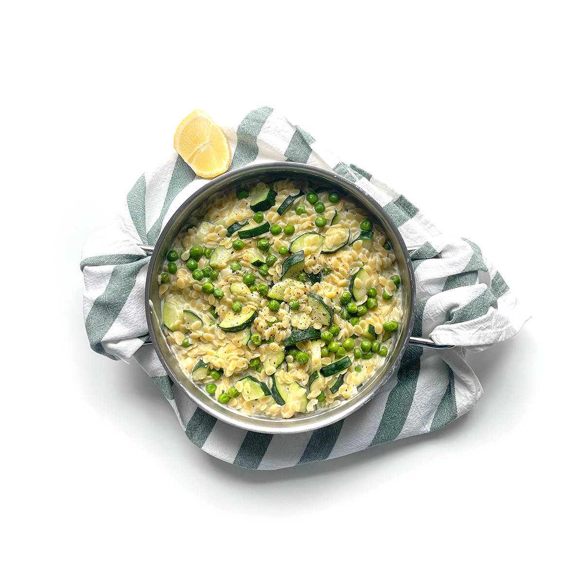 Tacho com orzo cremoso, ervilhas e curgete