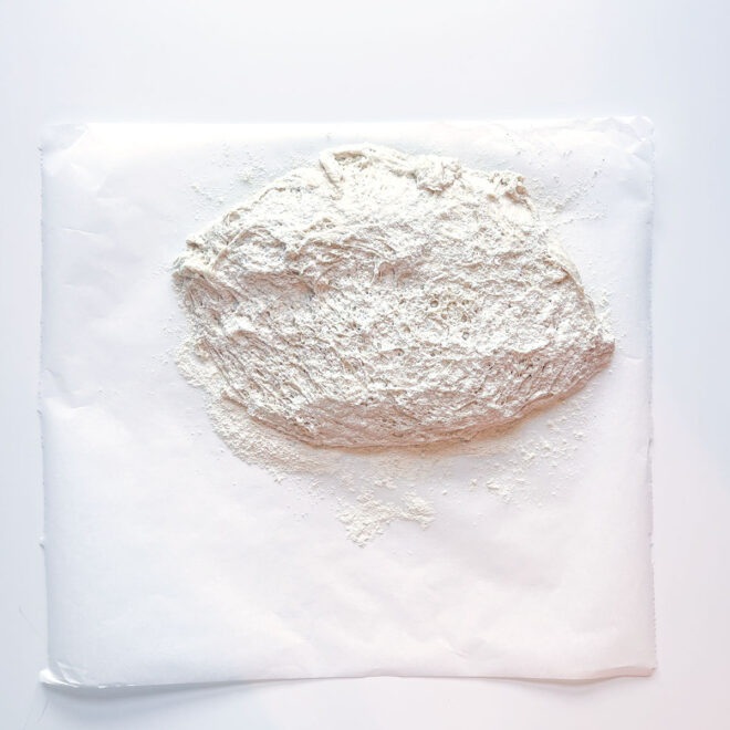 massa para pão sob papel vegetal 